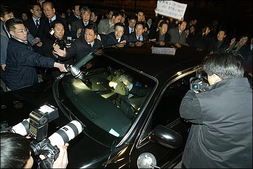 '주권찾기시민모인' '창사랑' 회원 30여명이 '대통령 이회창' '노무현도 수사하라' 등의 구호를 외치는 가운데 이회창 전 총재가 대검찰청을 나와 승용차를 타고 귀가하고 있다. 